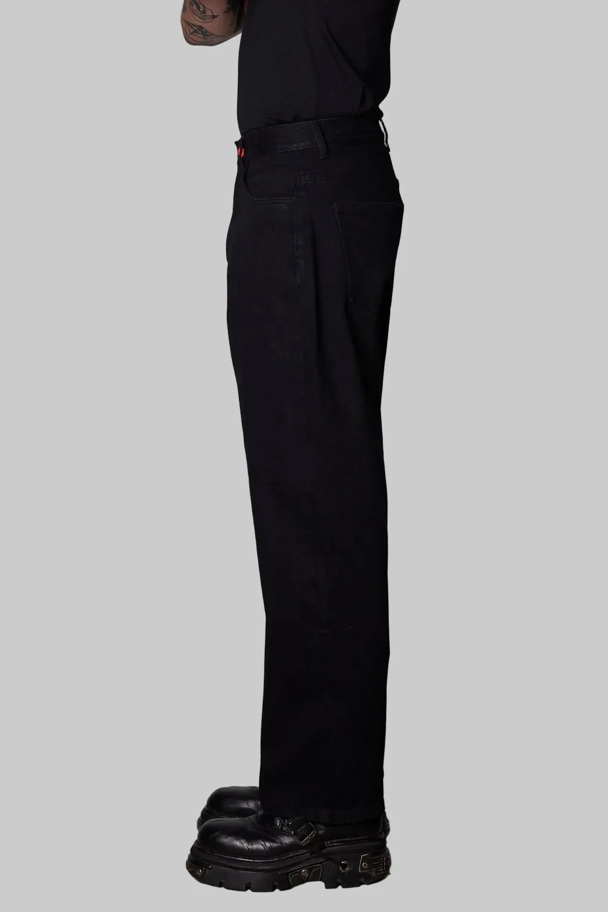 Super Loose - Black/Black Stitching