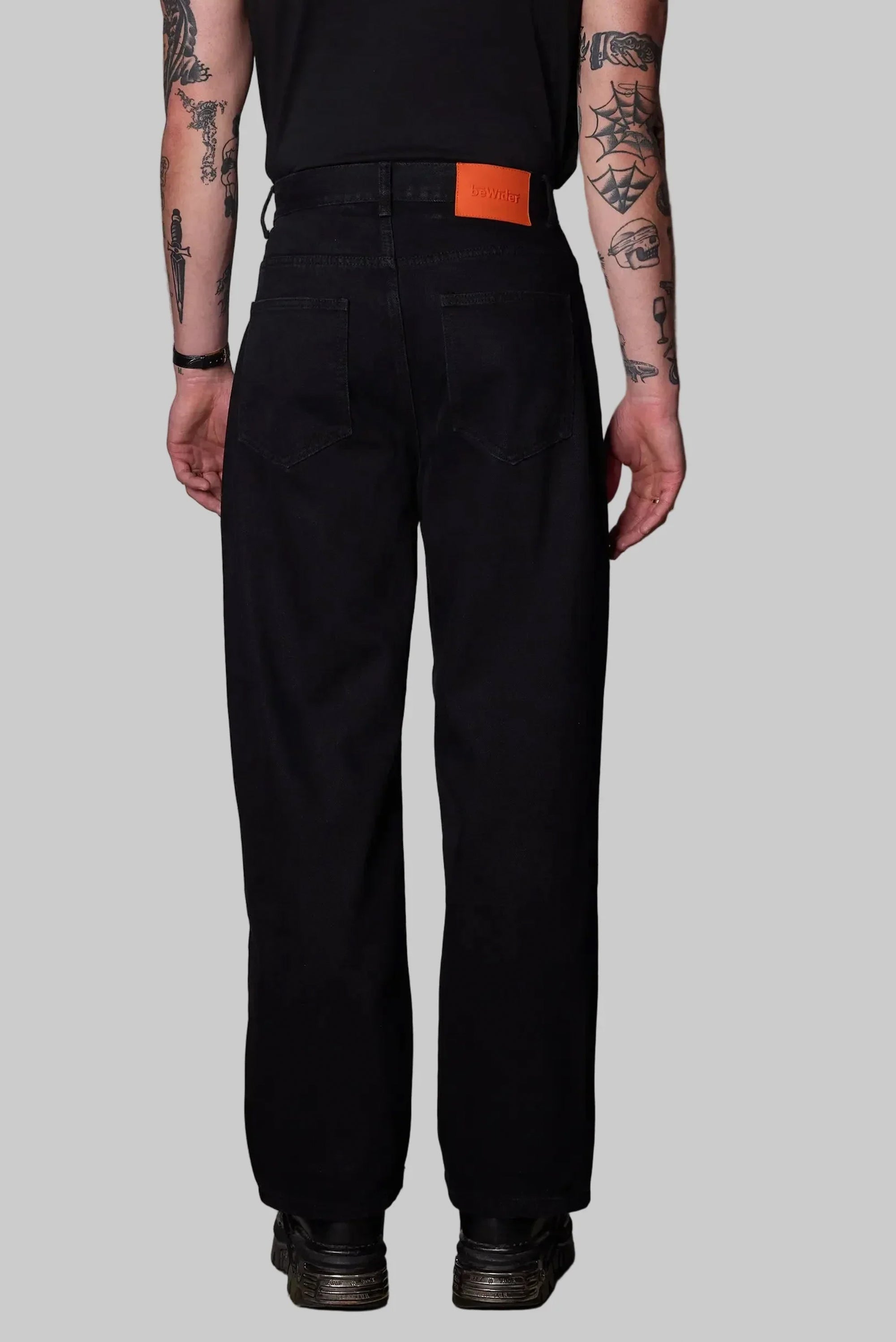 Super Loose - Black/Black Stitching