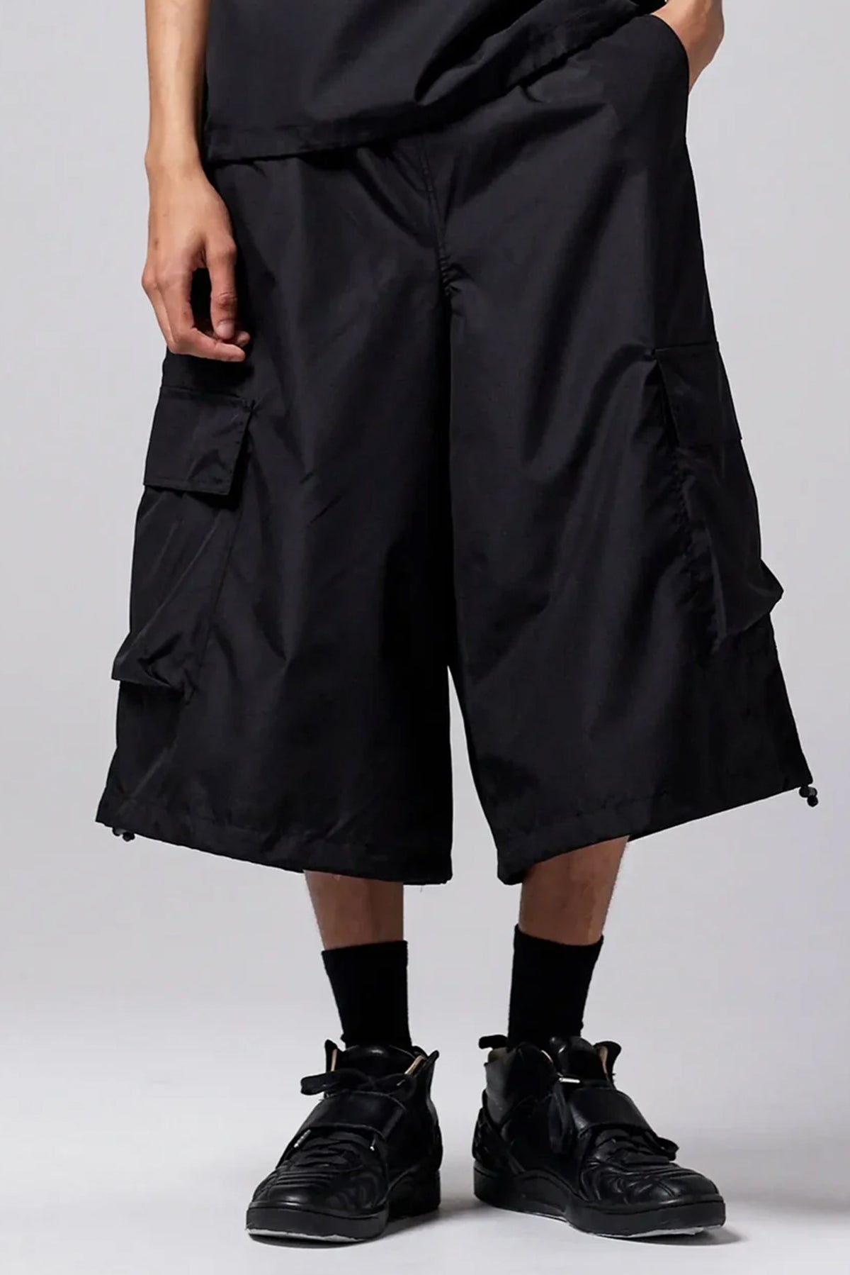 Non-Down Military Knee Length Cargo Shorts - Black