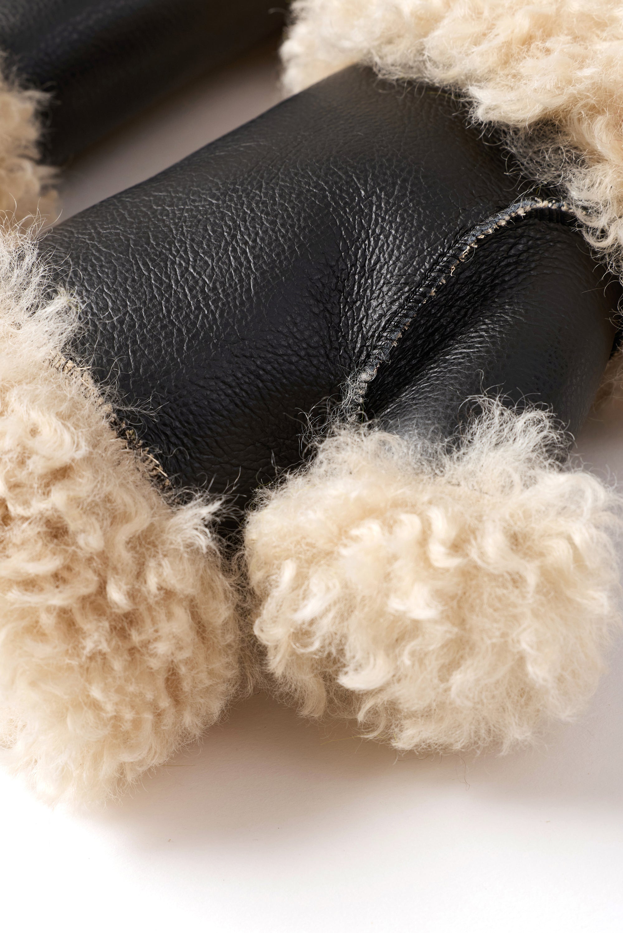 Sandy Glove - Black/Cream