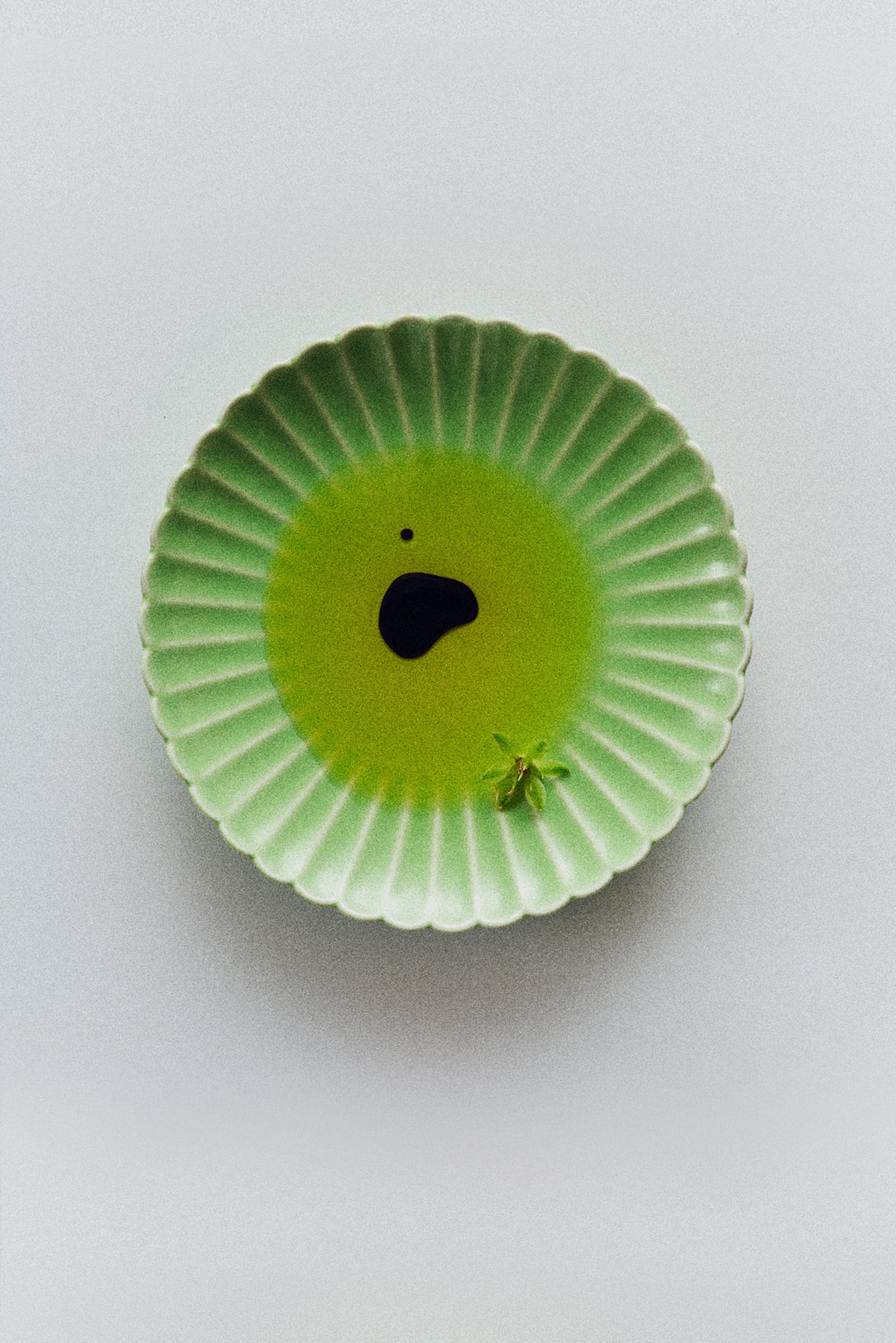 HOUSE EDITIONS Petal Plate (One)