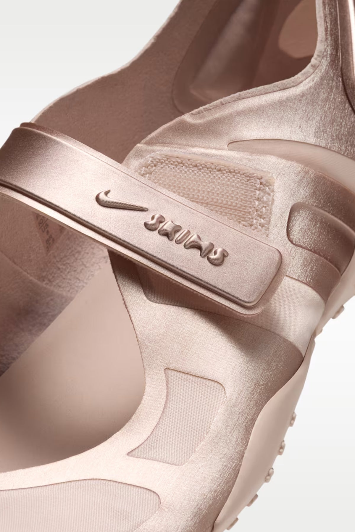 NikeSKIMS Rift Satin - Silt Red