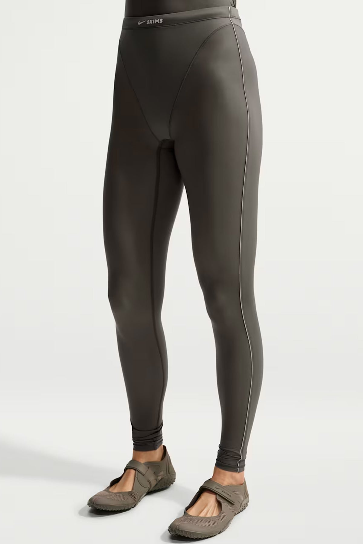 NikeSKIMS Weightless High-Waisted V-Panel Leggings - Boulder